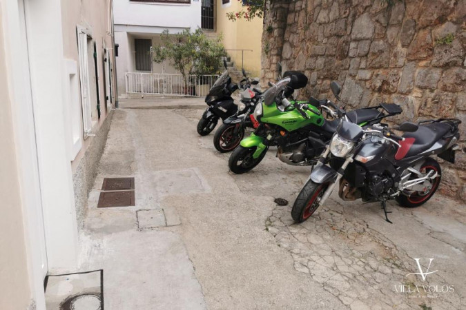 Parkplatz für Motorräder vor der Villa, Villa Volos im historischen Stadtzentrum in der Nähe des Meeres, Opatija, Kvarner, Opatija